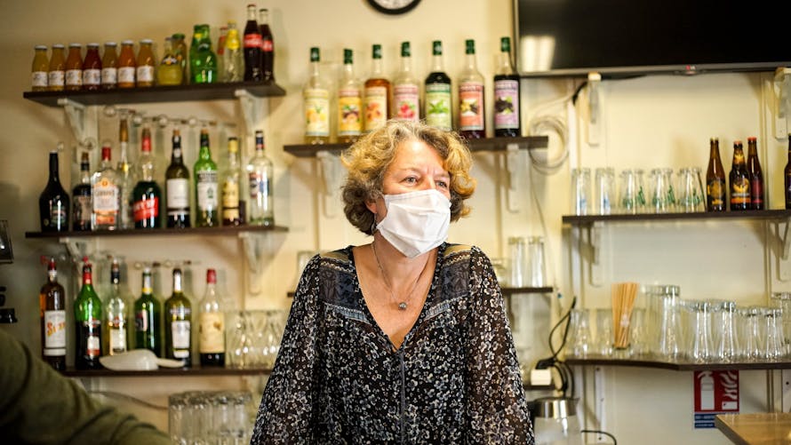 A Cottance, un village situé dans la Loire, Delphine a repris un café.