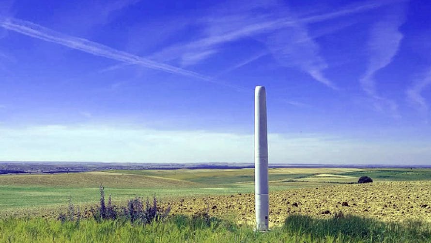 Cette éolienne vibre sous la force du vent.
