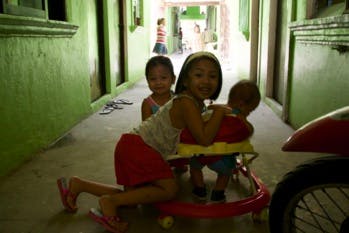 Aux Philippines, cette fondation redonne un toit et un emploi aux victimes des catastrophes climatiques