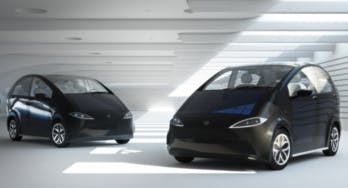 Équipée de panneaux solaires, cette voiture électrique peut se recharger toute seule
