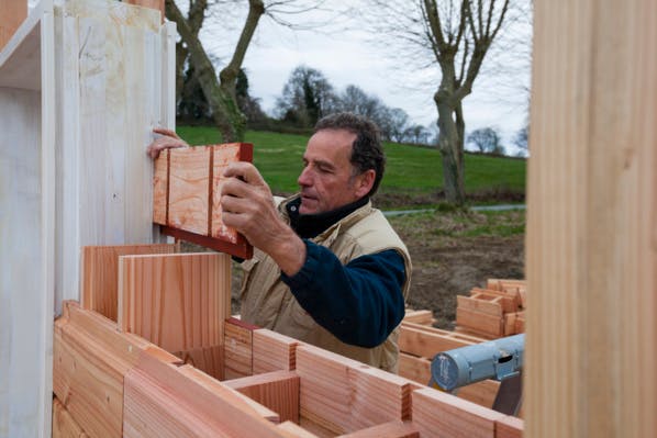 Avec ce kit DIY, on peut construire sa maison passive... avec des briques en bois