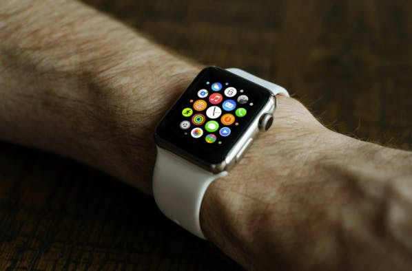 Theresa May bannit l’Apple Watch des réunions ministérielles