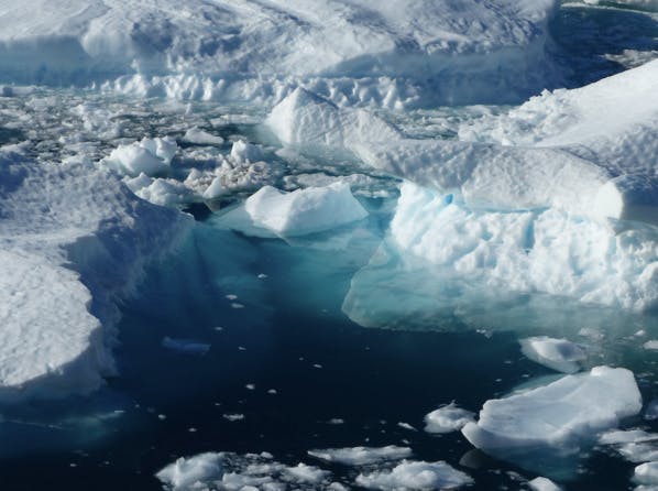 Au Groenland, la grandiose et éphémère ronde des icebergs