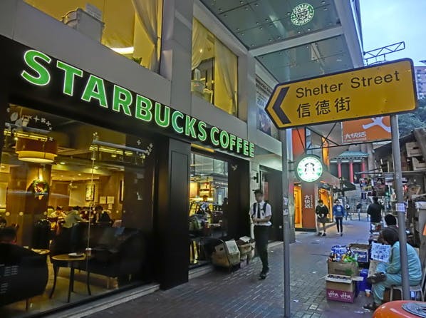 Décret Trump : Starbucks et Airbnb offrent emplois et hébergement aux réfugiés