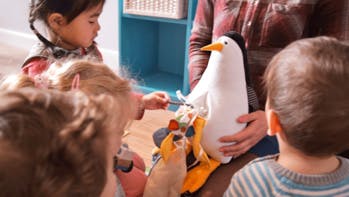 Des peluches au ventre rempli de plastique, pour sensibiliser les enfants à la pollution marine