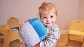 Des peluches au ventre rempli de plastique, pour sensibiliser les enfants à la pollution marine