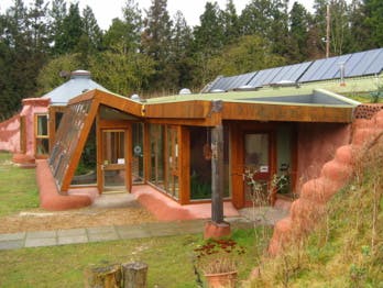 Earthships : des maisons bioclimatiques à base de matériaux de récupération