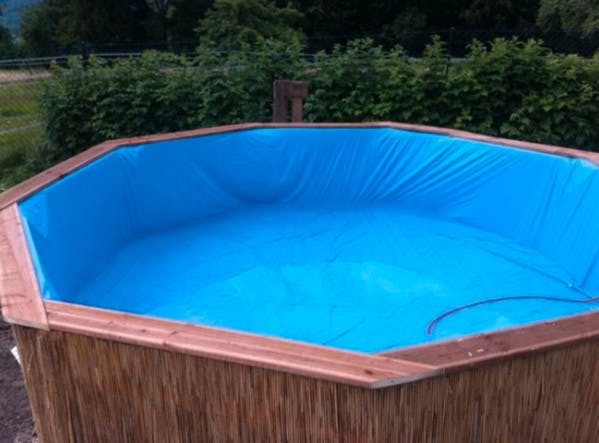 Avec seulement neuf palettes en bois, il fabrique sa piscine de jardin pour 50 euros