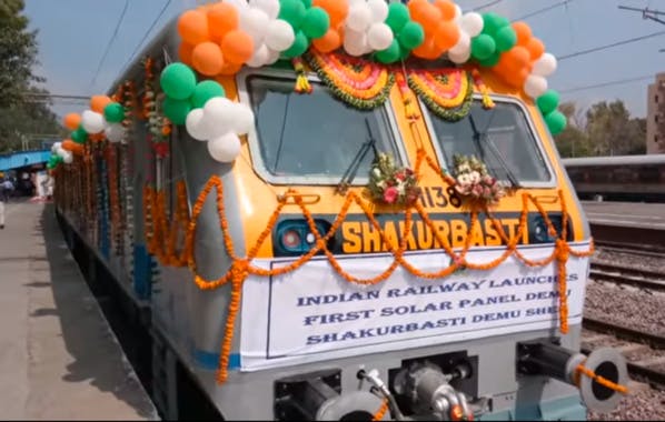 Le réseau ferré indien – 23 millions d'usagers par jour – inaugure un train solaire
