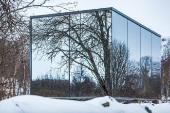 Tel un caméléon, cette maison se fond dans la nature grâce à ses miroirs