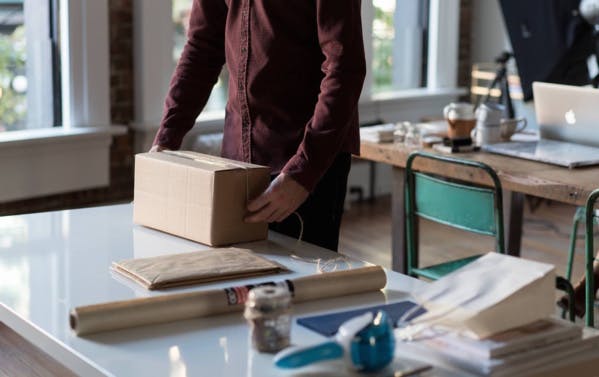 Pour optimiser vos voyages, êtes-vous prêts à transporter les objets des autres ?