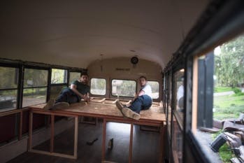 Pour traverser l’Amérique Latine, ces deux Français ont transformé un bus scolaire en hôtel nomade