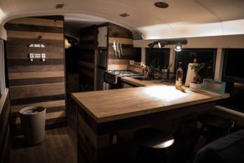 Pour traverser l’Amérique Latine, ces deux Français ont transformé un bus scolaire en hôtel nomade