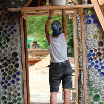 En Dordogne, ils ont bâti la maison autonome de leurs rêves avec l'inventeur des earthships