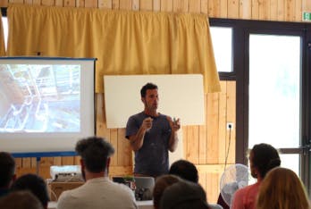 En Dordogne, ils ont bâti la maison autonome de leurs rêves avec l'inventeur des earthships