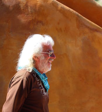 En Dordogne, ils ont bâti la maison autonome de leurs rêves avec l'inventeur des earthships