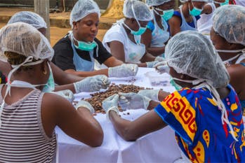Premier producteur de cacao, la Côte d’Ivoire fabrique désormais son chocolat pâtissier équitable