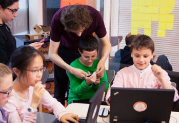 Voici comment faire de vos enfants des petits génies du code informatique
