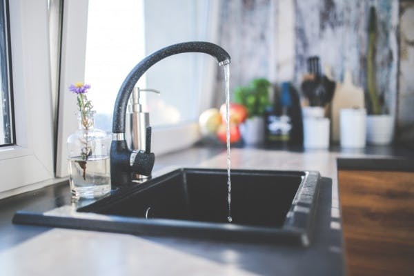 Des microplastiques dans 72 % des robinets : la faute aux vêtements synthétiques ?