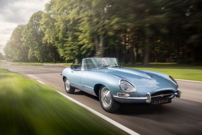 Voiture électrique : les constructeurs revisitent leurs modèles mythiques