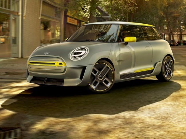 Voiture électrique : les constructeurs revisitent leurs modèles mythiques