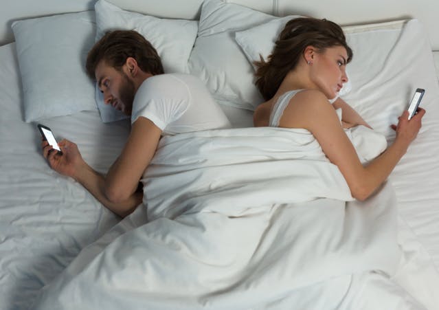 Vivre sans sexe ou sans smartphone : que préfèrent les jeunes Français ?