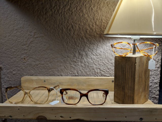 Cette marque remet à neuf des lunettes chinées en brocante