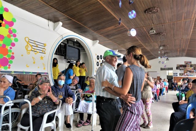 En Colombie, les personnes âgées ont leurs petits anges gardiens