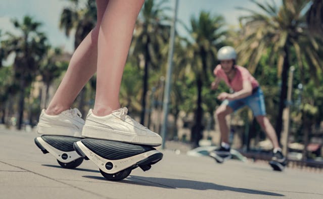 Avec ces patins électriques, se déplacer redevient un jeu d'enfant