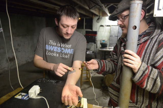 Body hackers : ils s'implantent puces, capteurs ou caméras dans le corps