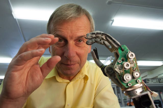 Body hackers : ils s'implantent puces, capteurs ou caméras dans le corps