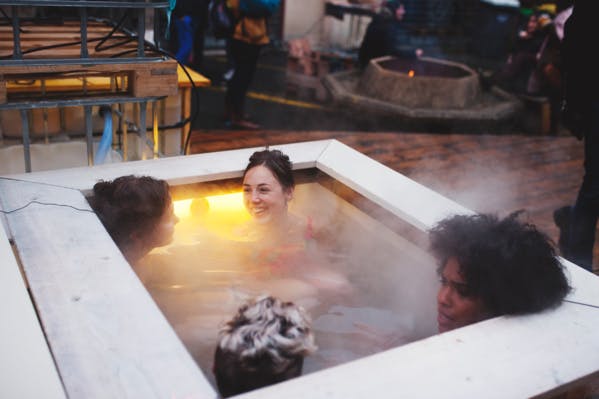 Insolite : cette asso installe des bains chauds au coeur des villes