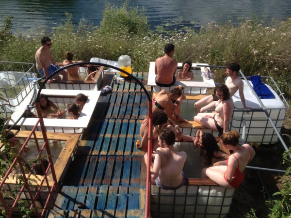 Insolite : cette asso installe des bains chauds au coeur des villes