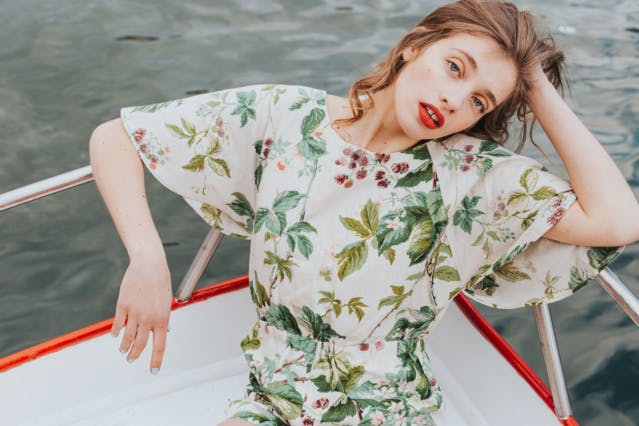 Mode durable : cette marque recycle des nappes et des rideaux vintage
