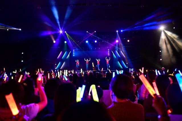 Au Japon, le premier boys band hologramme remplit les salles