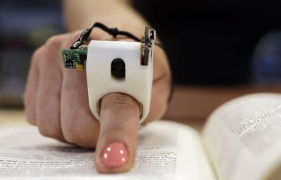 FingerRead, la bague qui permet aux non-voyants de lire