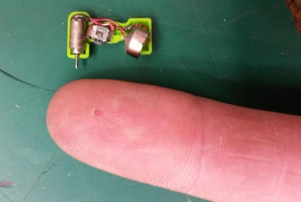 Il imprime en 3D la plus petite perçeuse au monde, et elle fonctionne !