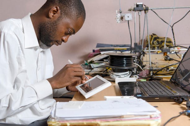 Pas assez de cardiologues en Afrique ? Il invente la tablette qui ausculte à distance