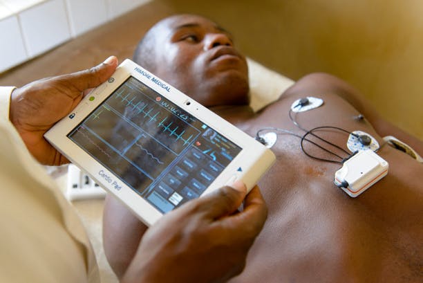 Pas assez de cardiologues en Afrique ? Il invente la tablette qui ausculte à distance