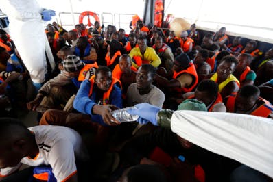En Méditerranée, un couple de millionnaires au secours des migrants