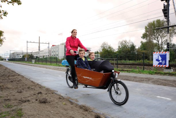 À Amsterdam, on roule sur des panneaux solaires