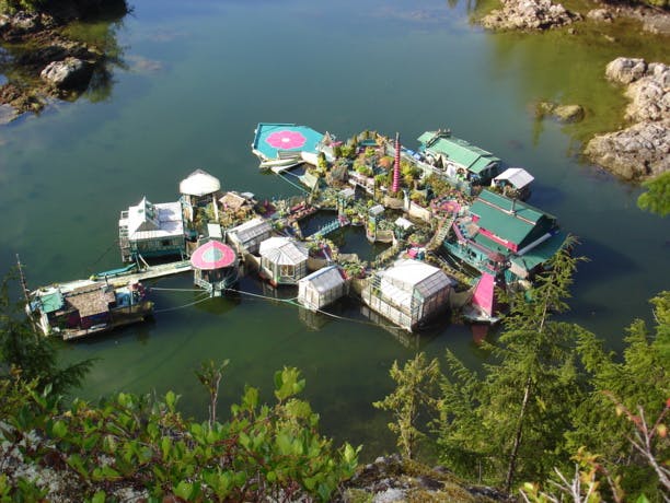 Deux Canadiens ont bâti leur village flottant et autosuffisant