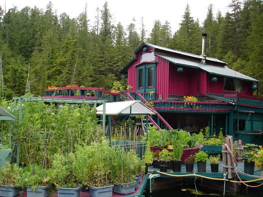 Deux Canadiens ont bâti leur village flottant et autosuffisant