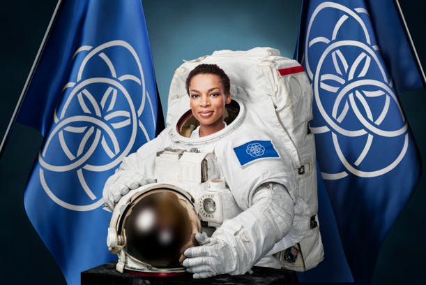 Pour représenter l'humanité, il crée le drapeau de la Terre