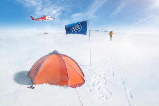 Pour représenter l'humanité, il crée le drapeau de la Terre