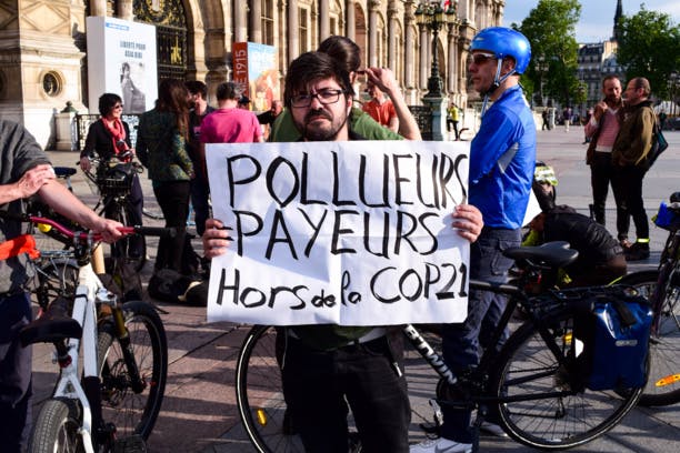 Pour des villes 100 % cyclables, la Vélorution grille la priorité aux voitures