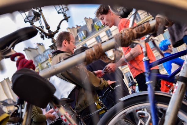 Pour des villes 100 % cyclables, la Vélorution grille la priorité aux voitures
