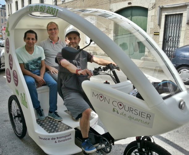 Grâce au microcrédit, Lionel retrouve l'emploi au guidon d'un cyclotaxi