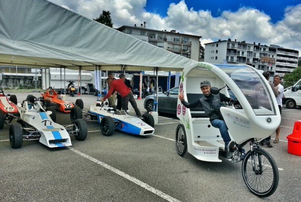 Grâce au microcrédit, Lionel retrouve l'emploi au guidon d'un cyclotaxi