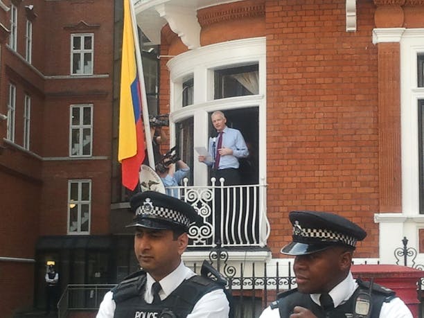 Accueillir Assange en France? L'État freine, la société pousse